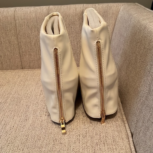 White, hidden wedge bootie with gold zipper detail on the back - Picture 2 of 4